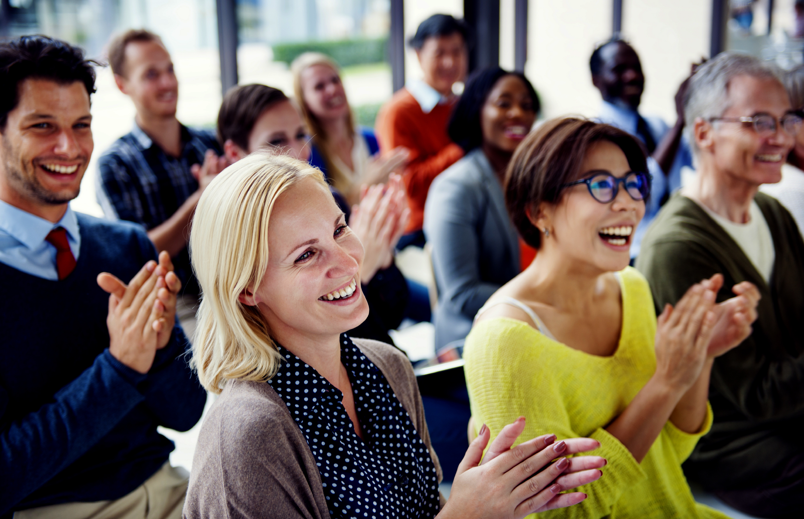 People applauding colleague on recognition BI WORLDWIDE Latin America.